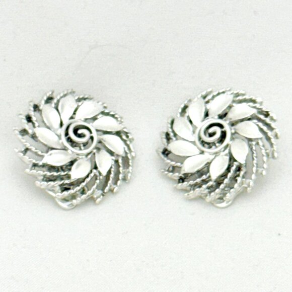 Vintage Lisner Bright Silver Tone Floral Clip Earring - Signed - Circa 1938-1959 - Picture 1 of 5